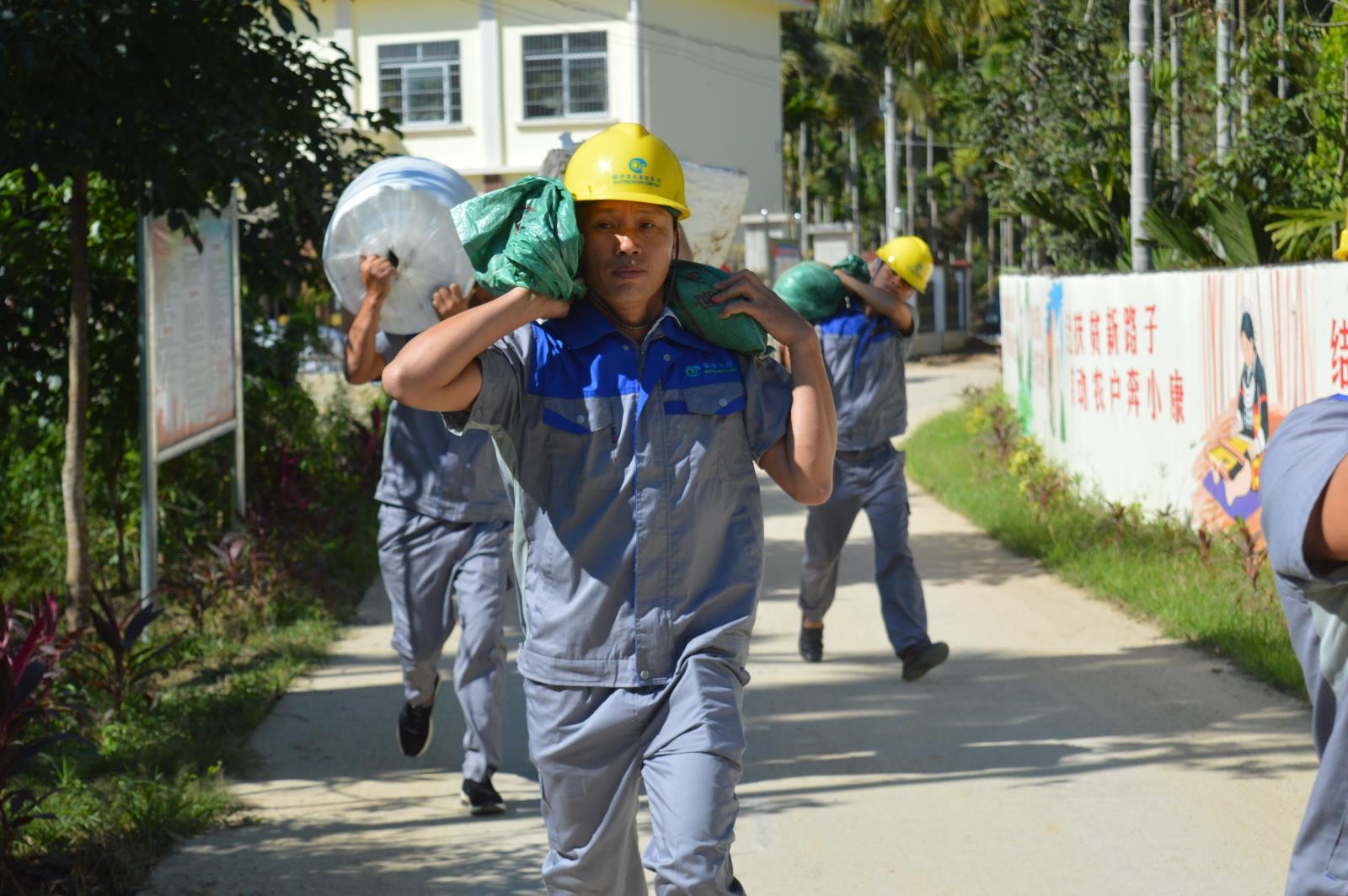 水厂工作人员搬运沙袋、携带吸油棉、吸油毡.JPG