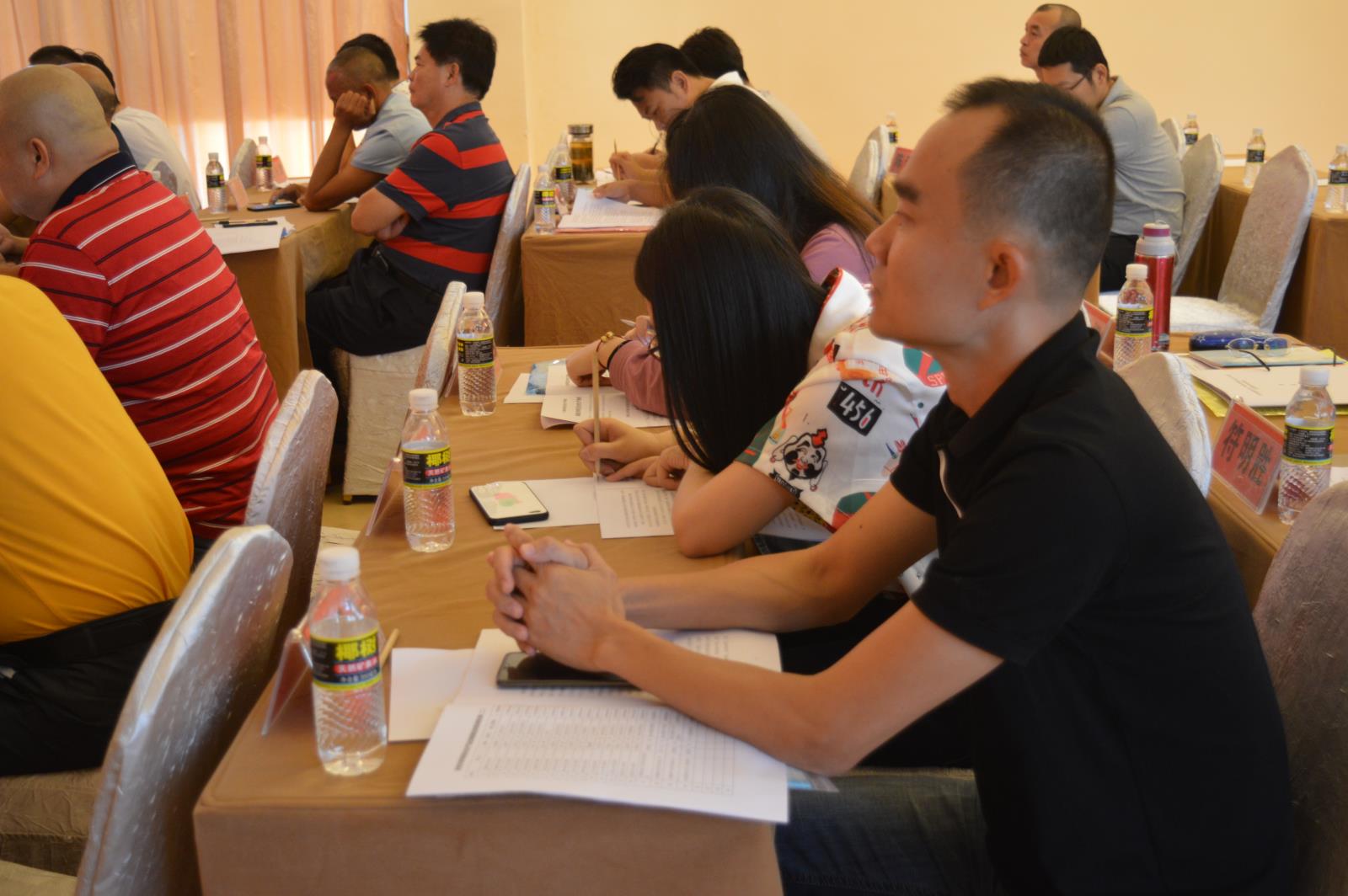 学员认真听讲.JPG